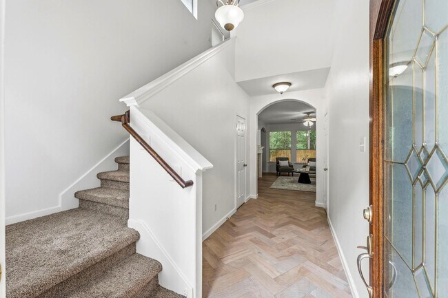 Building Photo - 103 Ledgestone Pl