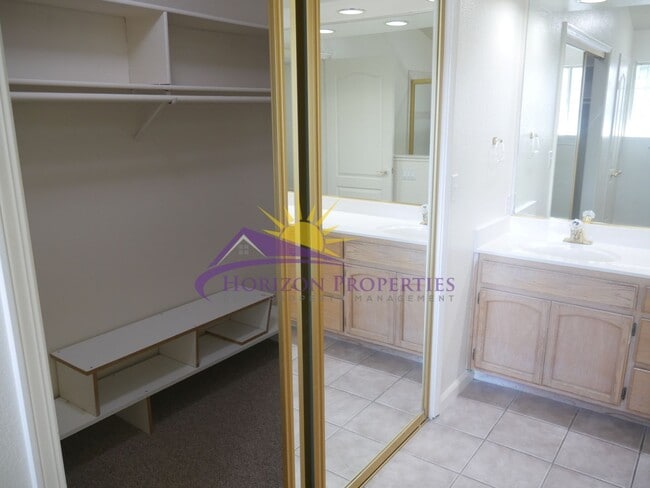 Building Photo - Unique 3 Bed 2.5 Bath 1,971sqft Single Family Home in Sacramento