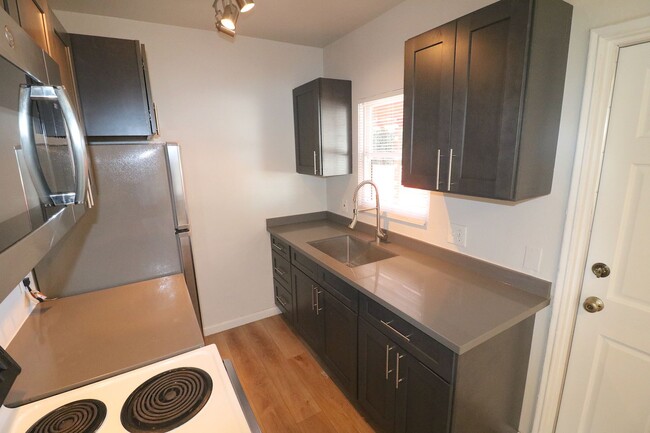 Building Photo - 2/1 house in Bay Park! Vinyl flooring, upd...