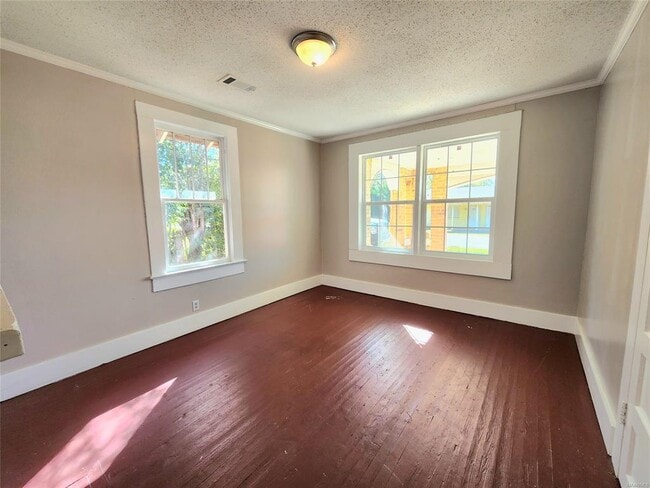 Building Photo - 210 W Osceola St