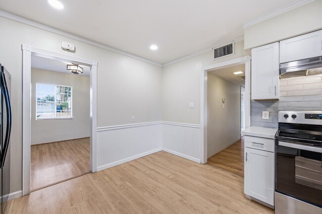 Building Photo - 2421 W Anderson Ave