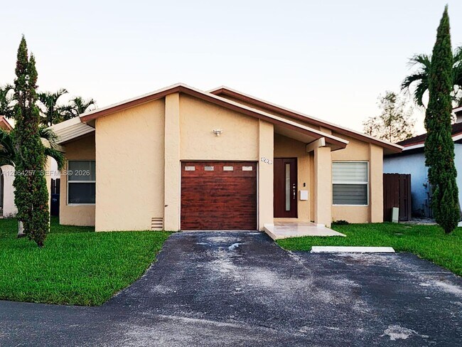 Building Photo - 955 NW 106th Ave Cir
