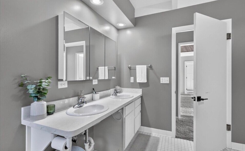Building Photo - 2027 Island Dr