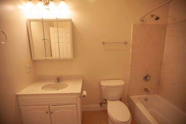 Building Photo - House for rent, Updated 4BR+2 extra BR/Den/Offices/Family Rooms & 3BA in Ingleside!