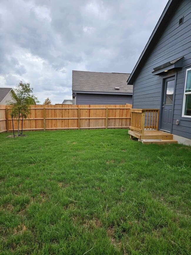 Building Photo - Welcome to Your Home in the Desirable Vida Subdivision!