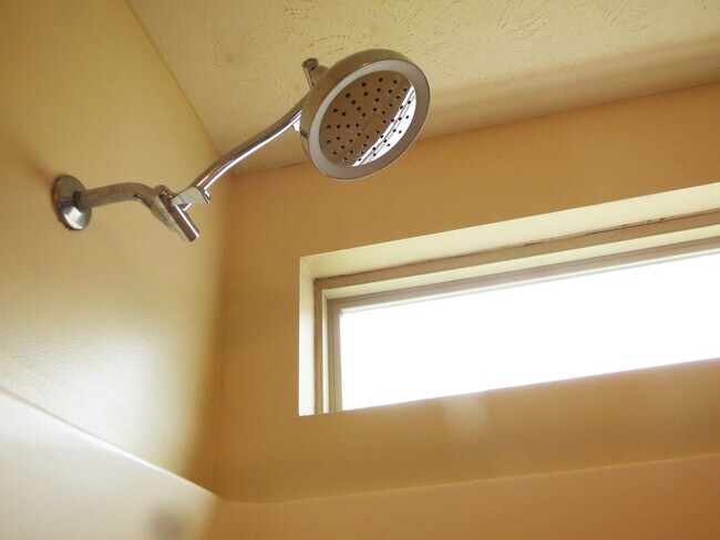 Building Photo - Beautiful Townhouse! All Electric, Washer/...