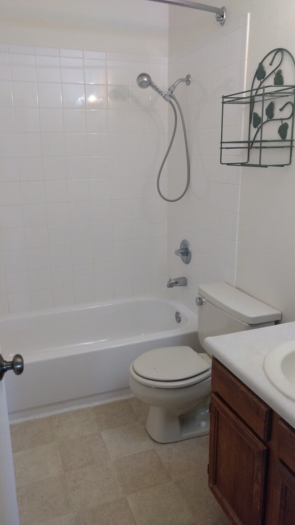 Building Photo - AMAZING LOCATION 2 Bed 1 Bath Townhouse in...