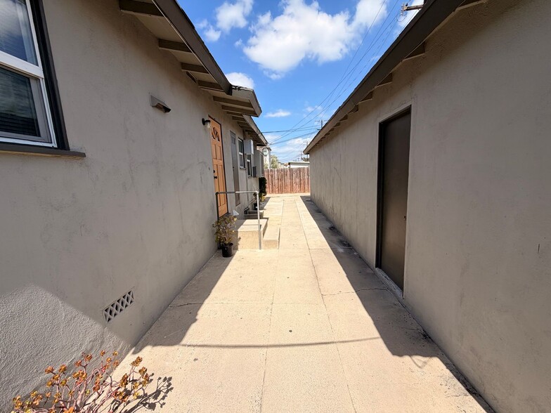 Building Photo - 4554 N Lakewood Blvd