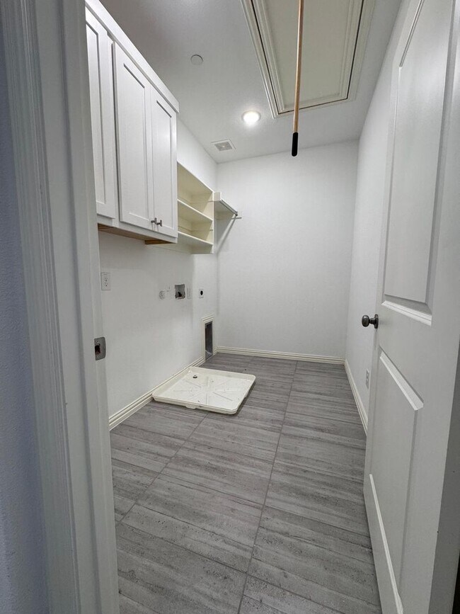 Building Photo - FULLY UPGRADED LUXURY TOWNHOME located in ...