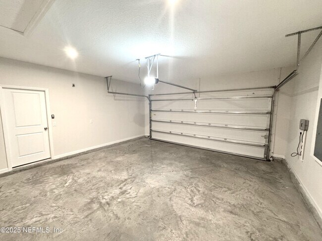Building Photo - 68 Spruce Hl Pt