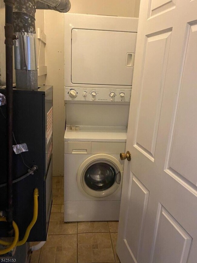 Building Photo - 7 Rutgers Dr