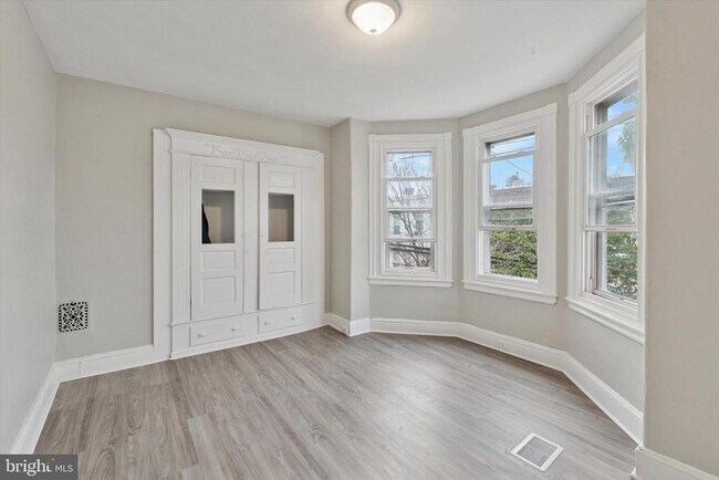 Building Photo - 1323 N 28th St