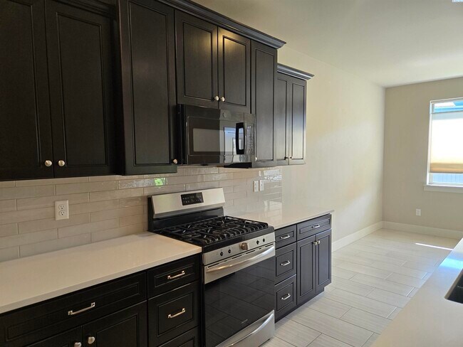 Building Photo - Spacious Rambler in South Richland with La...