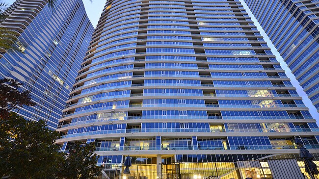 Building Photo - Panorama Towers T2, 104- Pool Views from t...