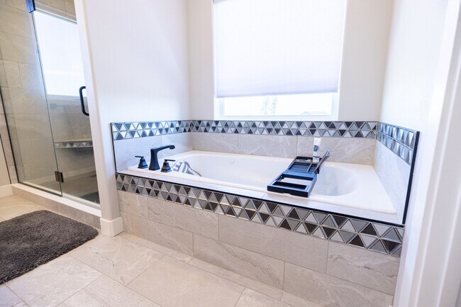 Building Photo - 2428 Sunshine Dr