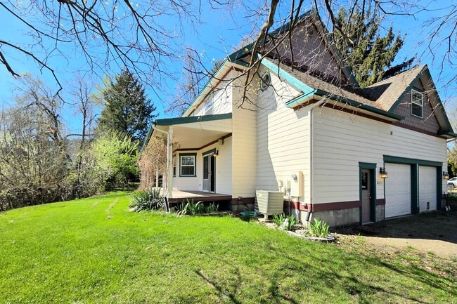 Building Photo - Luxurious Country Living in Desirable Cashmere Location!! 5 Bed + Den, 2.5 Bath!