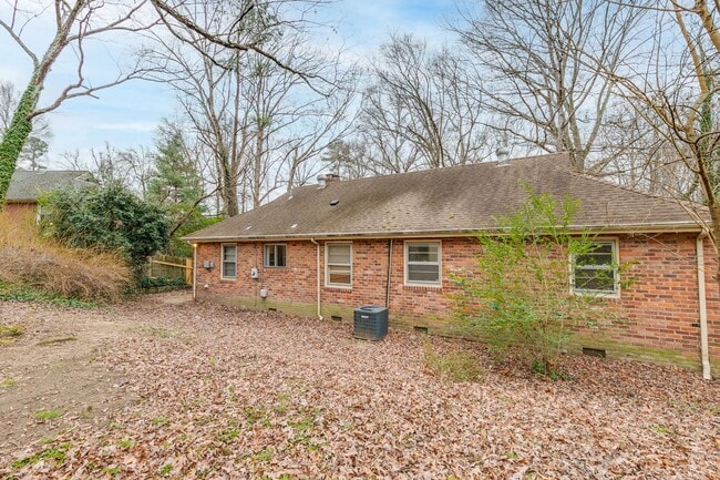 Building Photo - 3 Bedroom & 1.5 Bathroom with Huge Fenced ...