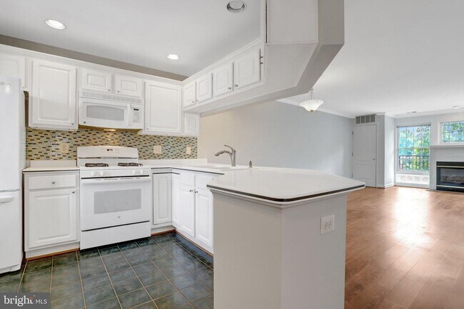 Building Photo - 6924 Fairfax Dr