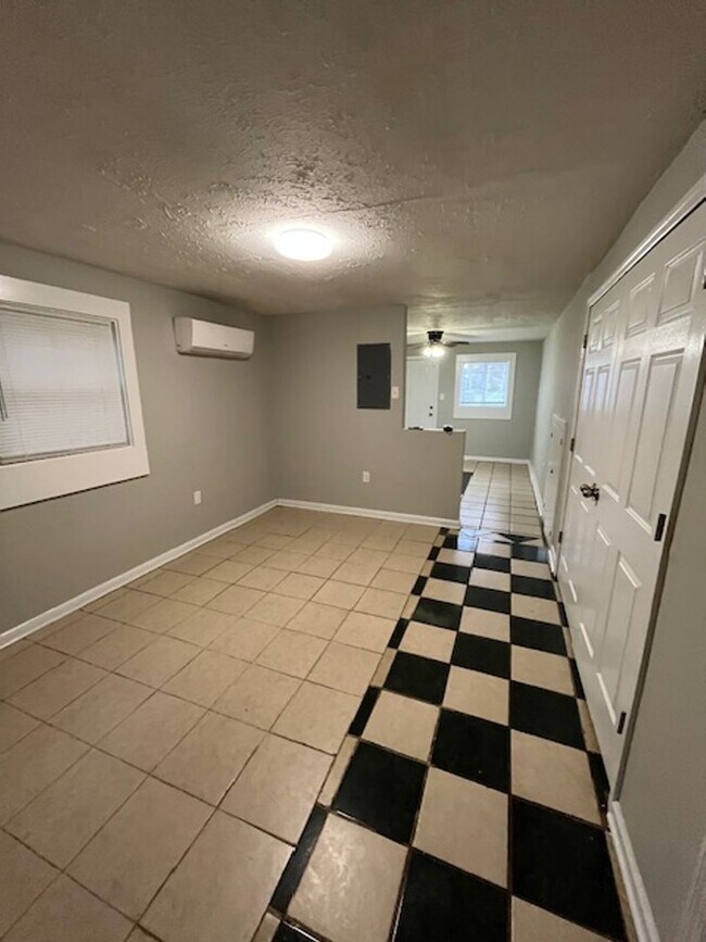 Building Photo - 728 N Broadway