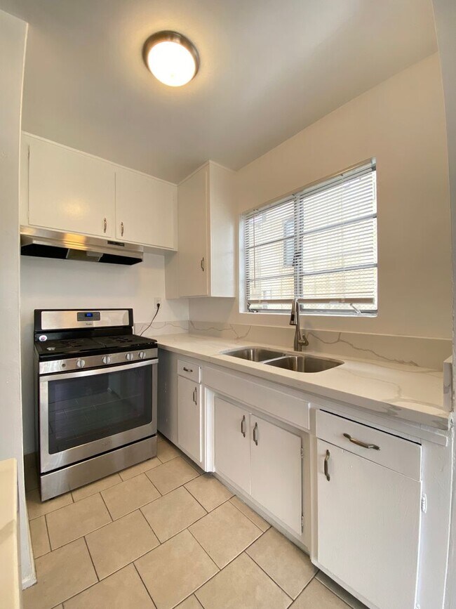 Interior Photo - 1017 N Spaulding Ave