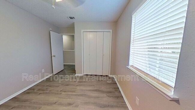 Building Photo - 2902 S Fielder Rd