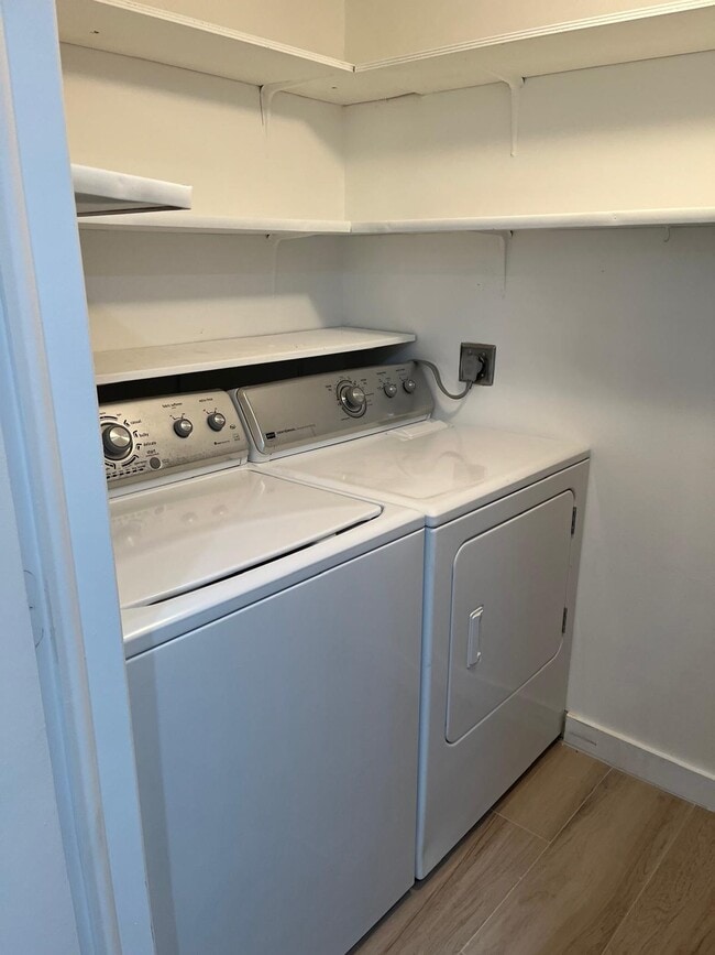 Building Photo - 9441 Live Oak Pl