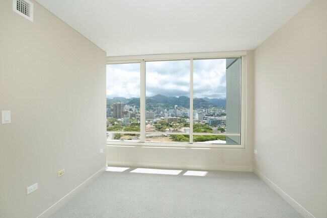 Building Photo - Clean & Comfortable!