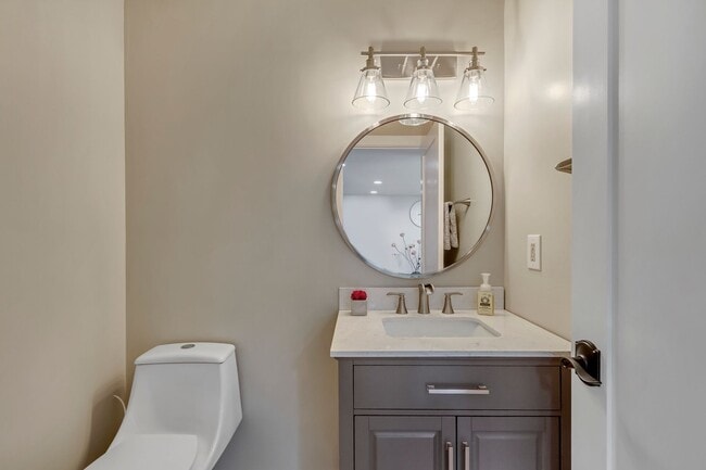 Building Photo - Beautiful 5-Bedroom Home in Sandy!