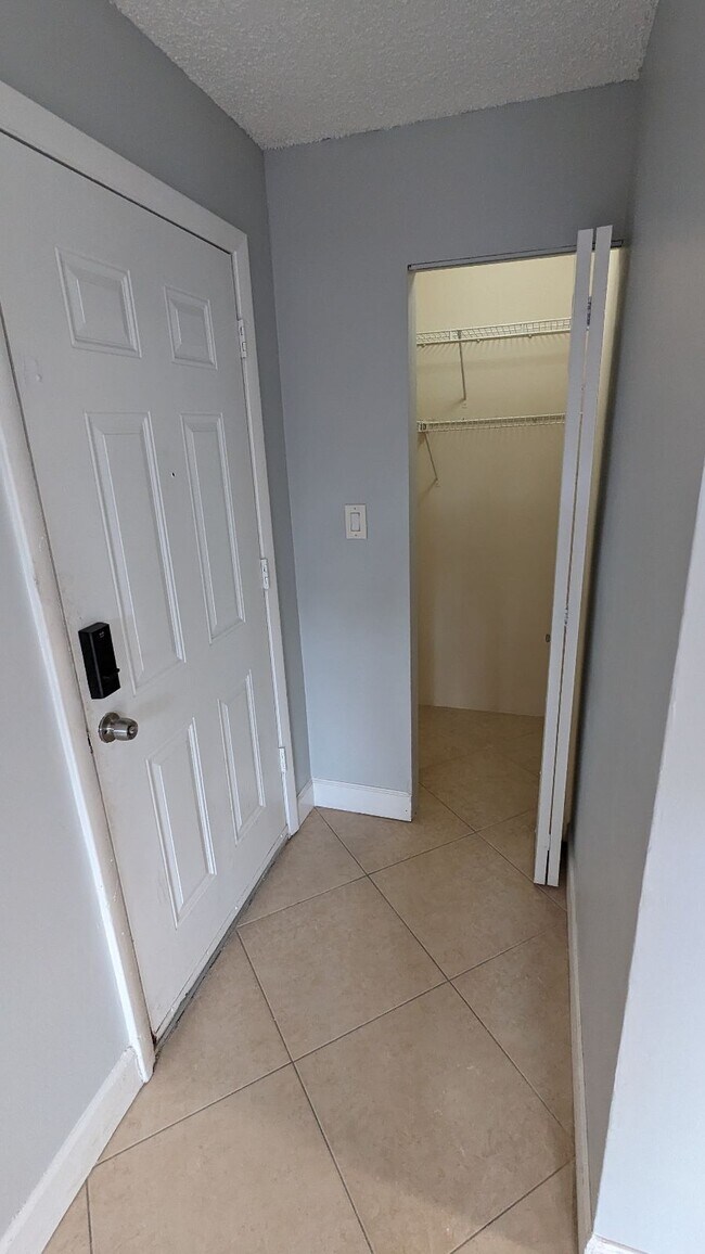 Building Photo - 1253 SW 46th Ave