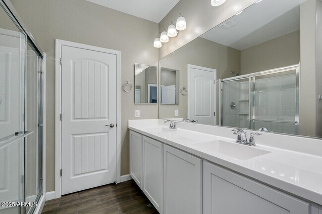 Building Photo - 1367 S Country Club Dr