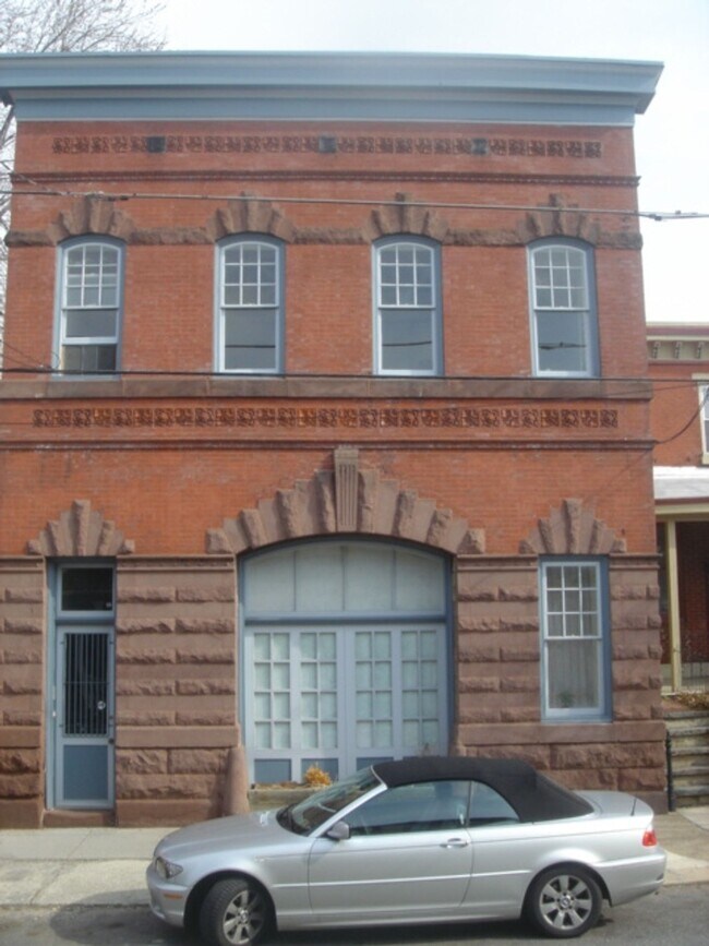 Building Photo - 2837 Cambridge St