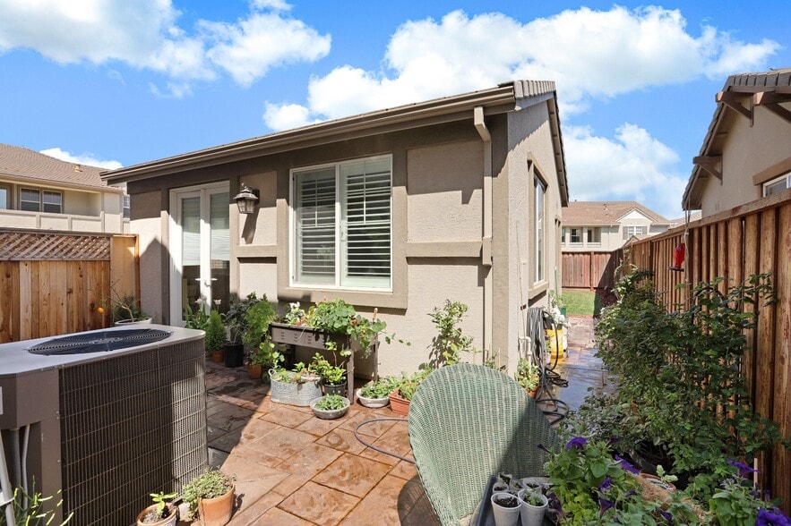 Private patio - 735 W Redlands Ave