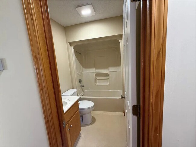 Building Photo - 3 Bedroom 2 Bathroom