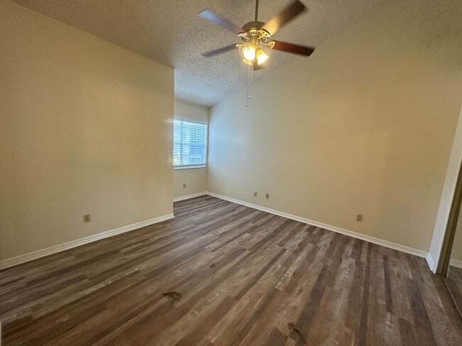 Building Photo - 3 BEDROOMS W/2 FULL BATHS, 2nd FLOOR UNIT