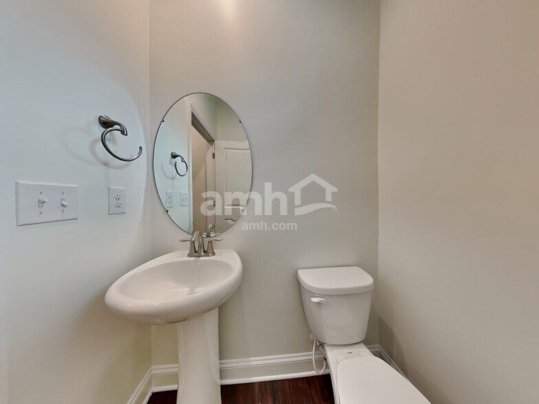 Building Photo - 633 Rivermist Dr