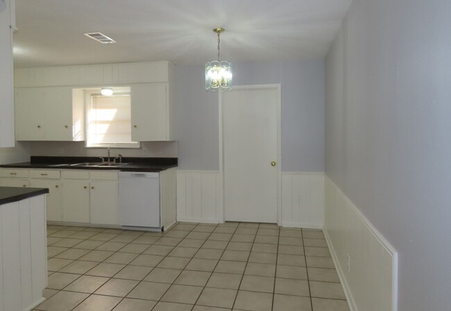 Building Photo - Charming 2 Bedroom, 1 Bath Duplex in White...