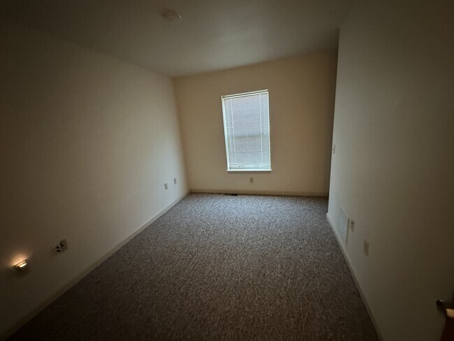 Building Photo - 1007 Hot Point Ave