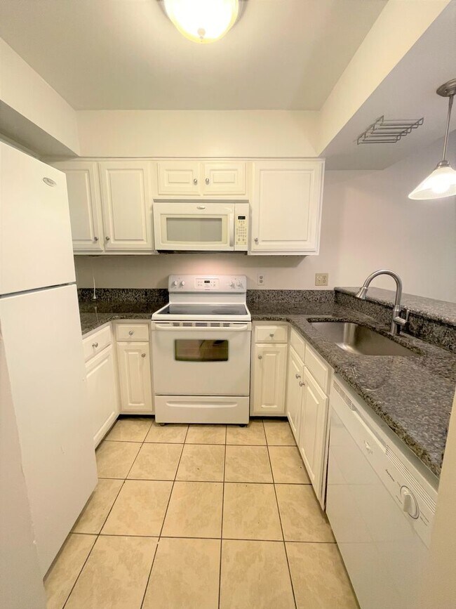 Building Photo - Walk to Campus from Chancellor Square!  Up...