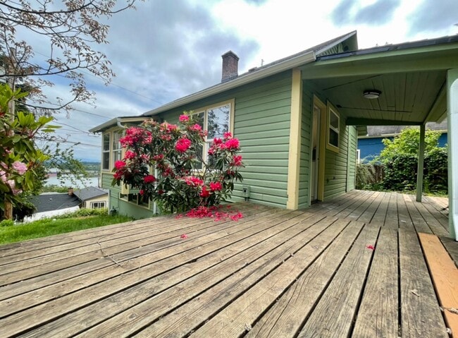 Building Photo - Spectacular View! Remodeled One bedroom with Partially finished basement in Linnton~ Front and ba...