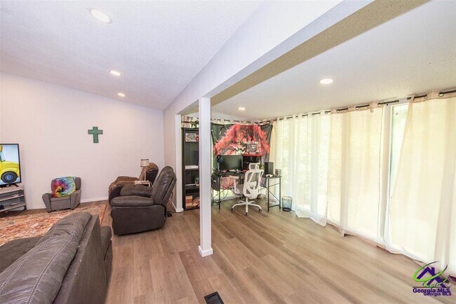 Building Photo - 205 Lake Placid Dr