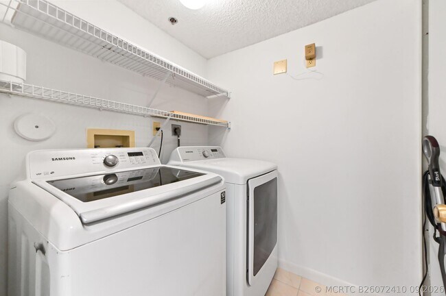 Building Photo - 7260 Kinghurst Dr