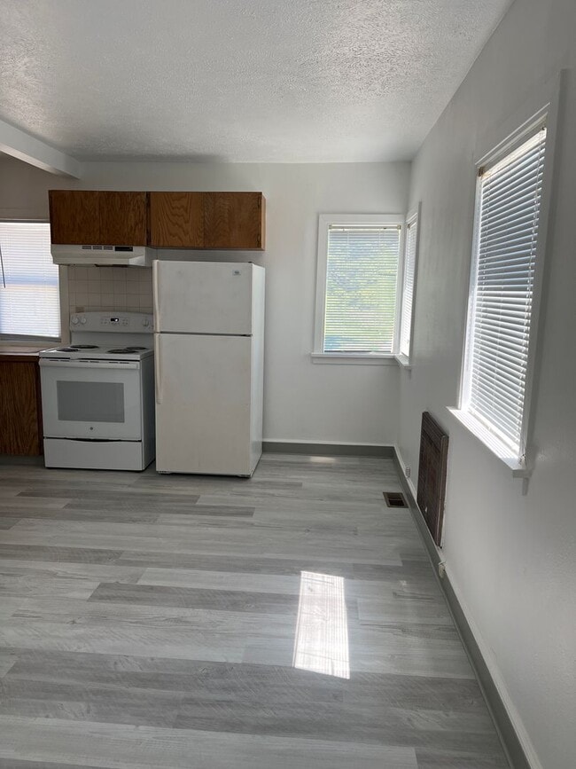 Building Photo - 1120-1130 NE Shaw Street