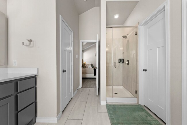 Building Photo - Upscale Living!