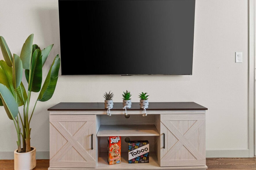 Building Photo - 711 W Broadway Rd