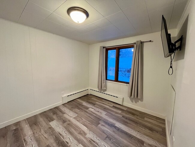 Building Photo - Dog friendly 2 bedroom home in town