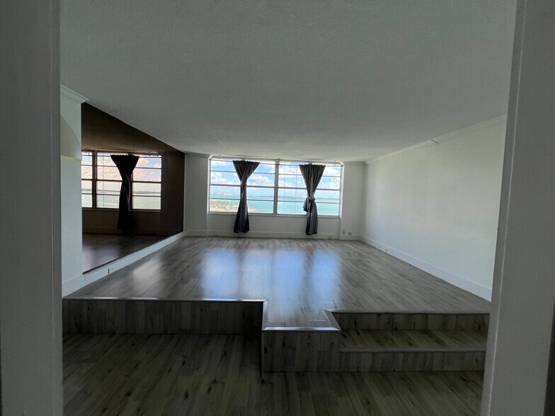 Building Photo - 905 Brickell Bay Dr