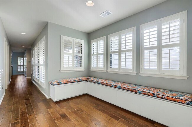 Building Photo - 208 Crescent Bluff