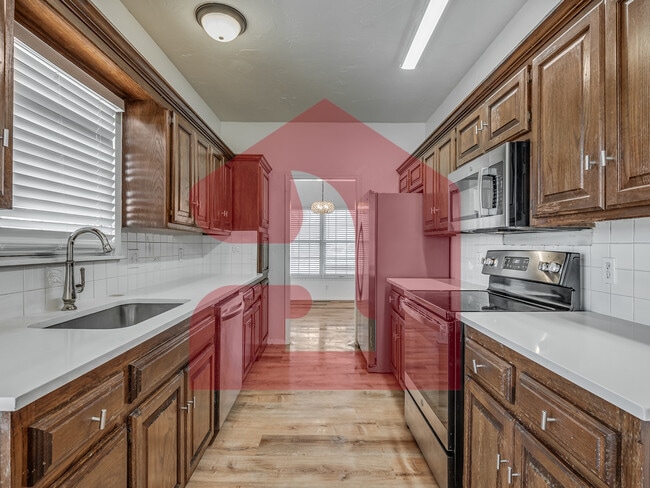 Building Photo - 2708 Silvertree Dr