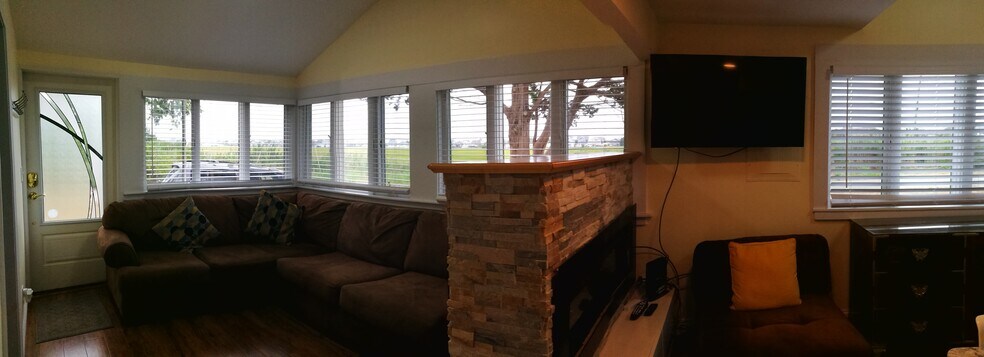 Living room interior w Fireplace - 99 New York St