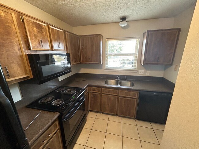 Building Photo - 42 Edgehill Cove
